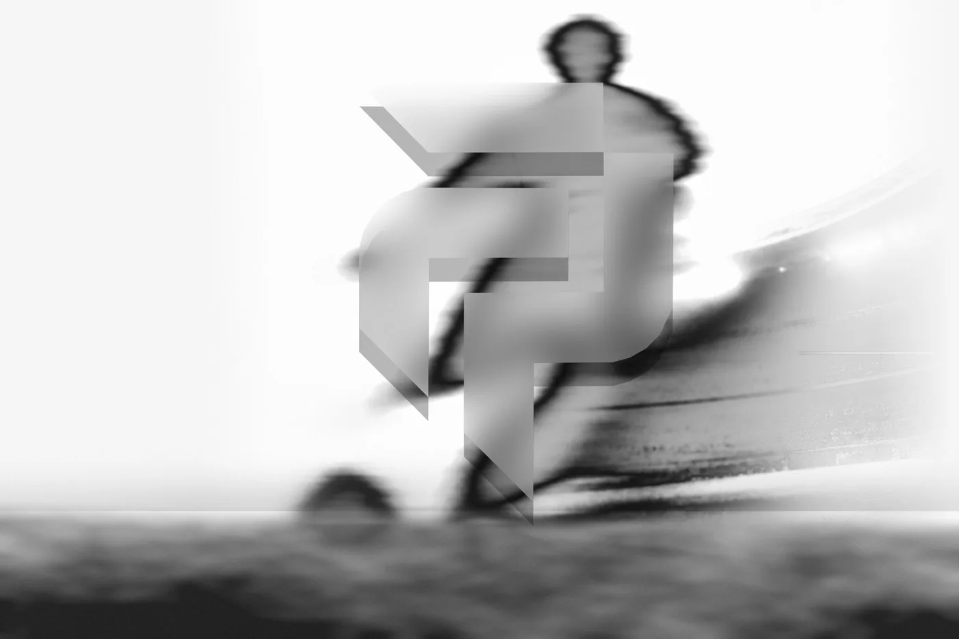 Monogramme Footpass en verre devant la silhouette floue d'un joueur en pleine course