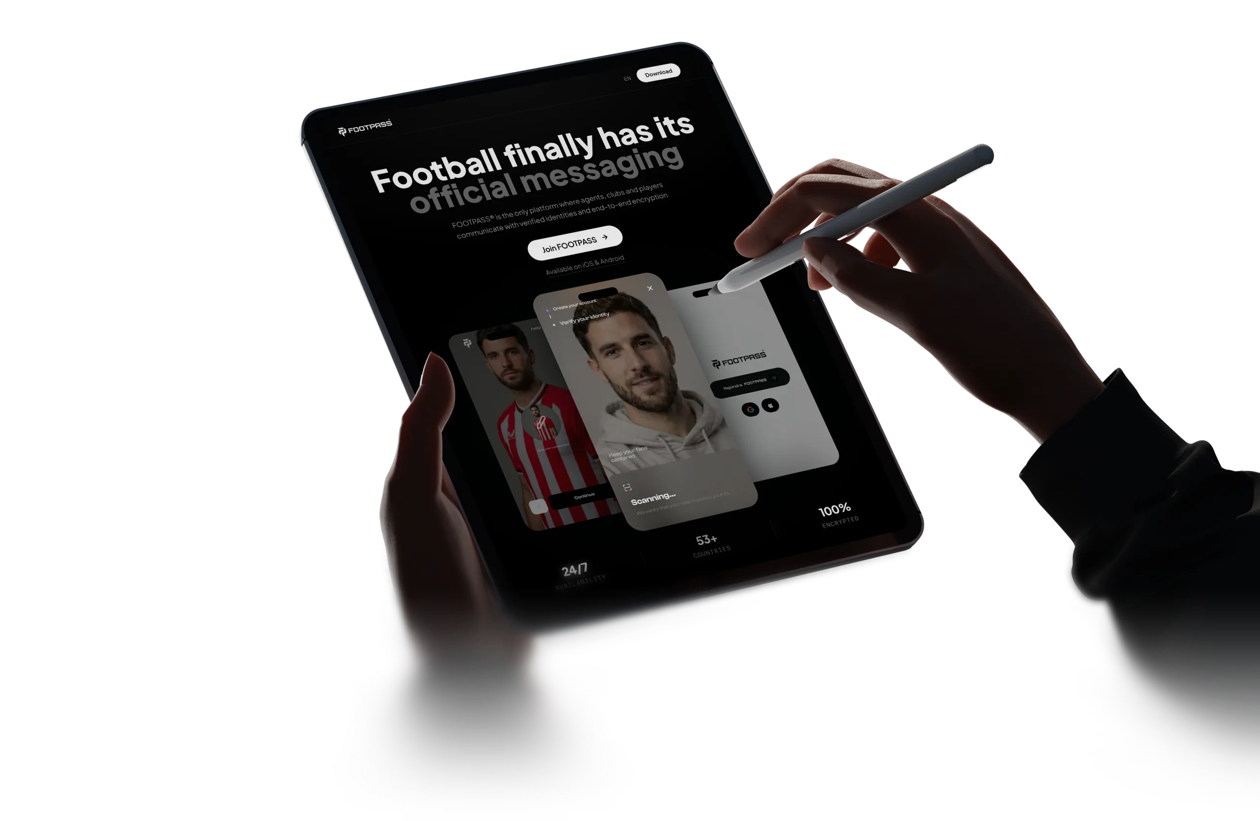 Le site Footpass sur une tablette tenue à deux mains, avec un stylet