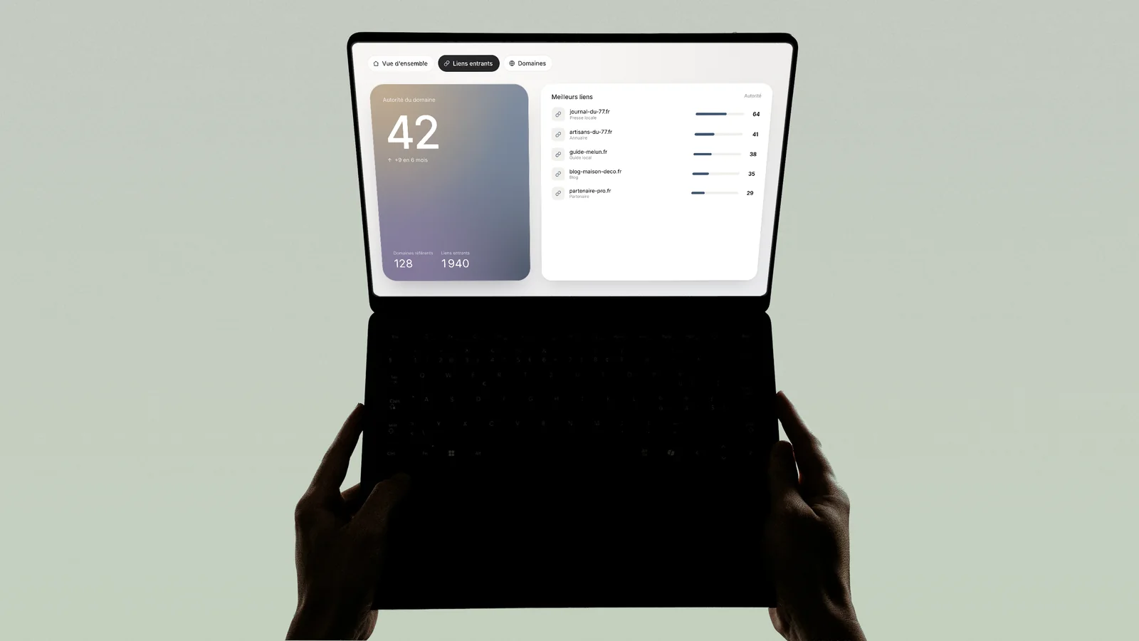 Tableau de bord des liens entrants d'un site sur un ordinateur portable, score et meilleurs liens