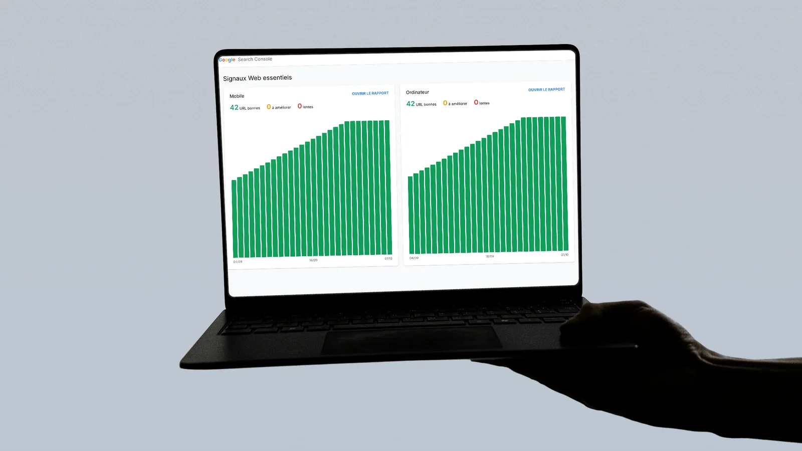 Rapport Signaux Web essentiels de la Search Console, tout en vert, sur un ordinateur portable