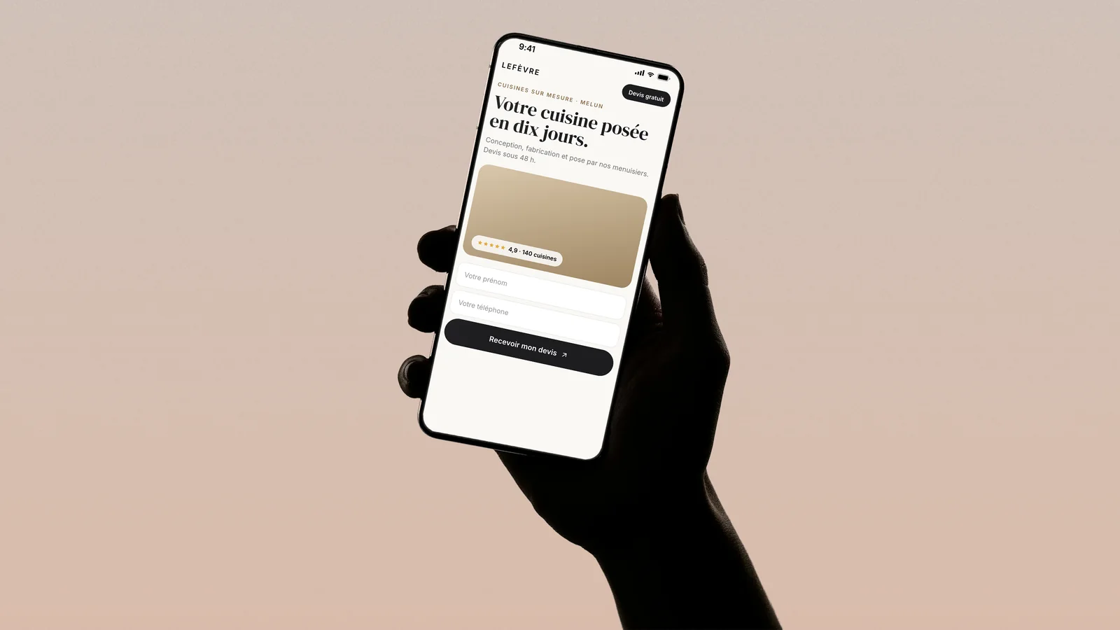 Landing page d'un cuisiniste sur un téléphone : promesse, avis et formulaire de devis