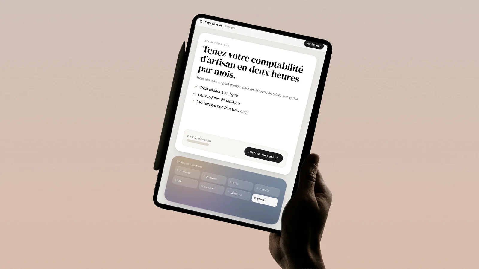 Page de vente d'un atelier fictif sur une tablette tenue en main : promesse, contenu de l'offre, prix TTC et bouton de réservation, à côté de l'ordre des sections