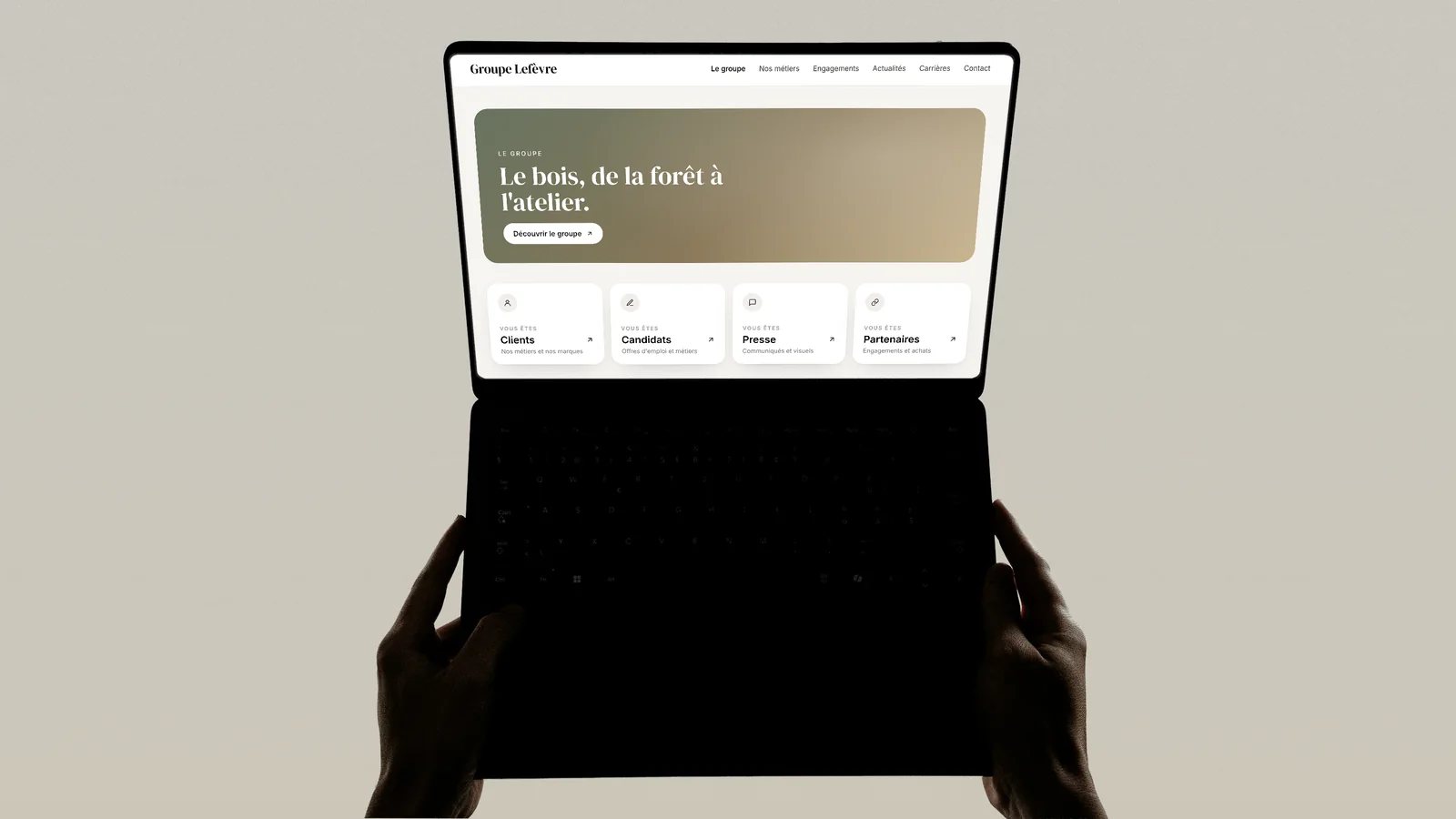 Page d'accueil d'un site institutionnel fictif sur un ordinateur portable&nbsp;: menu du groupe et un accès par public, clients, candidats, presse et partenaires