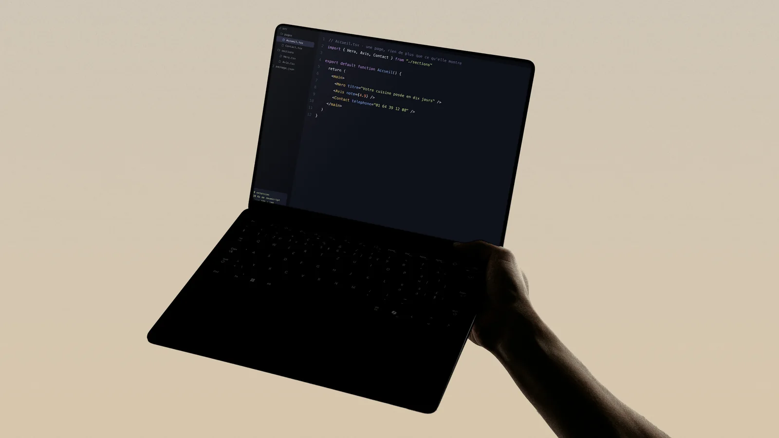 Éditeur de code affichant un composant de site sur mesure, sur un ordinateur portable
